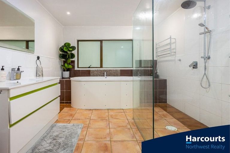 Photo of property in 719 Scenic Drive, Henderson Valley, Auckland, 0612