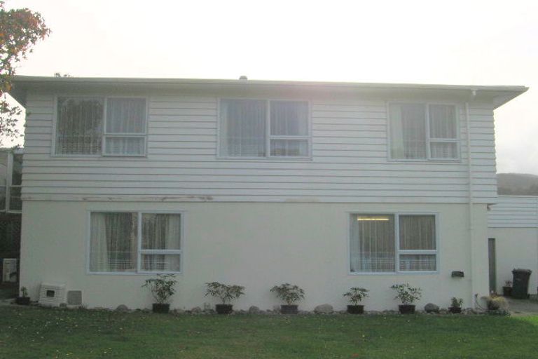 Photo of property in 8 Somerville Terrace, Tawa, Wellington, 5028