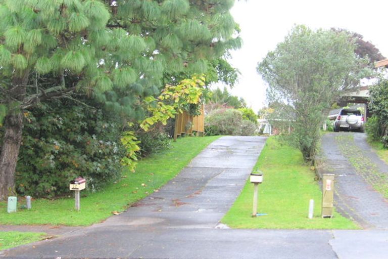 Photo of property in 17 La Perouse Street, Botany Downs, Auckland, 2010