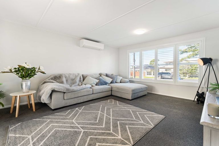 Photo of property in 24 Cobham Crescent, Kelston, Auckland, 0602