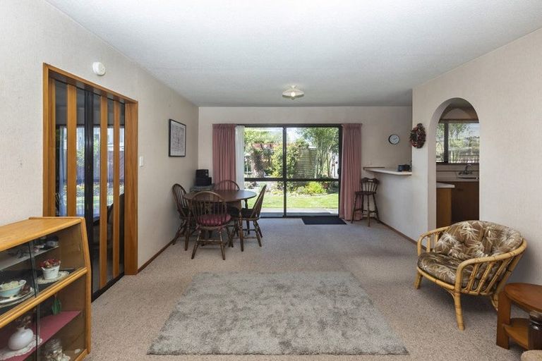 Photo of property in 8 Edron Place, Redwood, Christchurch, 8051