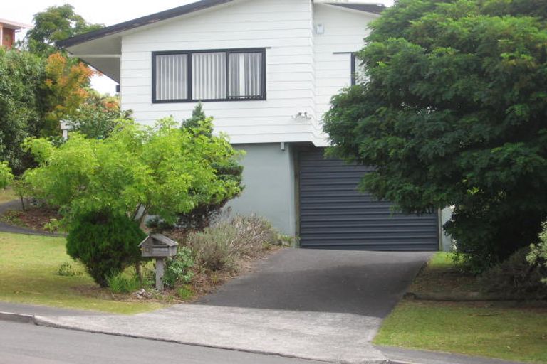 Photo of property in 5 Camilla Grove, Totara Vale, Auckland, 0629