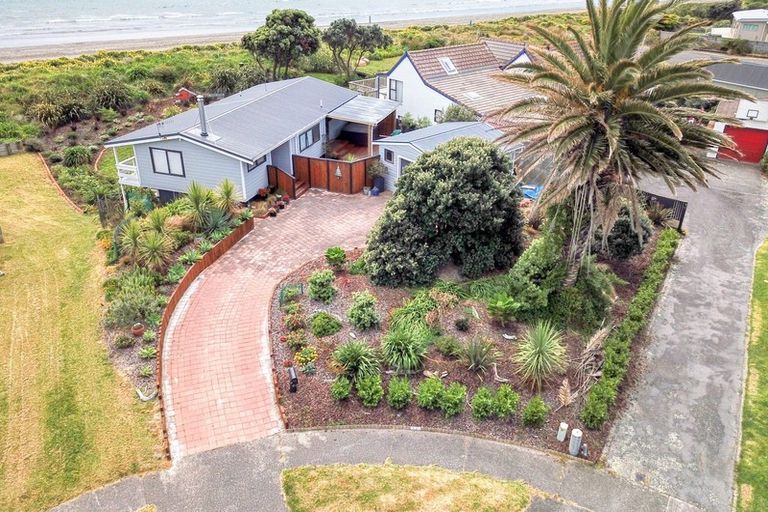 Photo of property in 15 Waiheke Street, Waikanae Beach, Waikanae, 5036