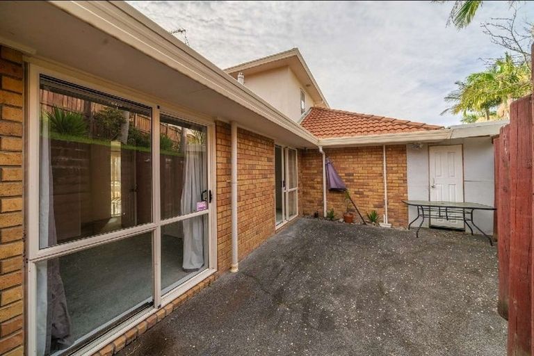 Photo of property in 12 De Havilland Drive, Goodwood Heights, Auckland, 2105