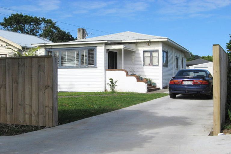 Photo of property in 18 Kiwi Esplanade, Mangere Bridge, Auckland, 2022