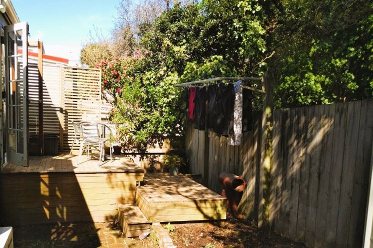 Photo of property in 17 Poplar Grove, Thorndon, Wellington, 6011