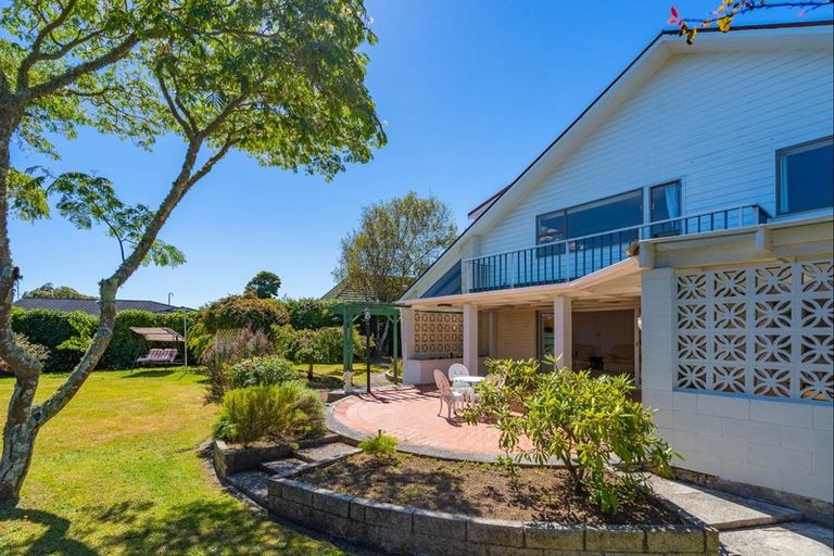 Photo of property in 10 Rewarewa Crescent, Waikanae, 5036