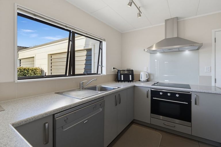 Photo of property in 24 Usherwood Crescent, Akina, Hastings, 4122