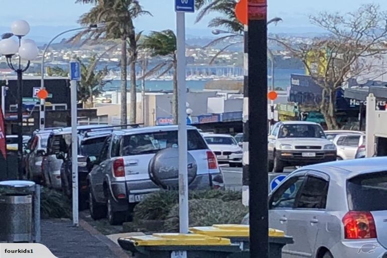 Photo of property in 2f/20 Ian Marwick Place, Birkenhead, Auckland, 0626