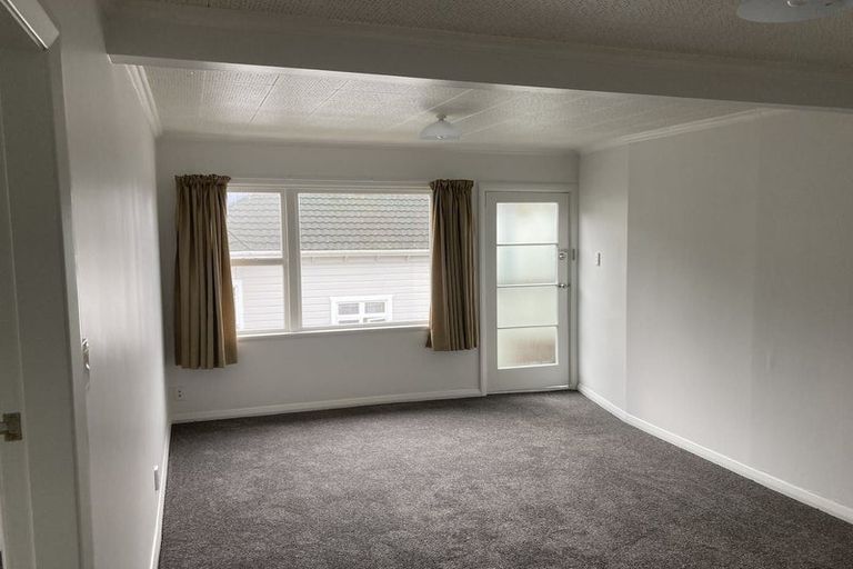 Photo of property in 87 Queens Drive, Lyall Bay, Wellington, 6022