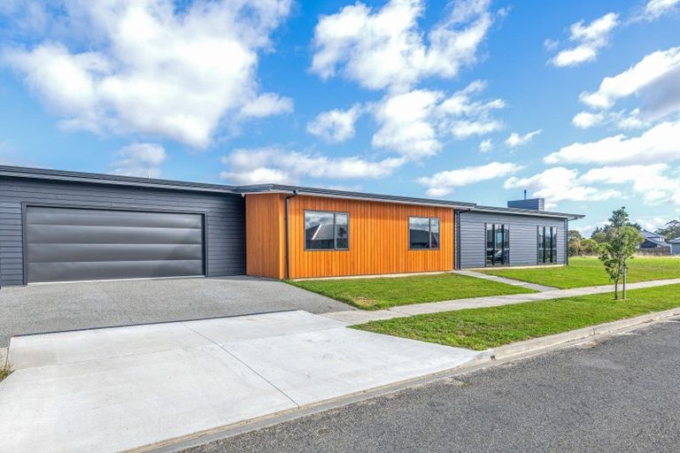 Photo of property in 49 Johnstone Drive, Fitzherbert, Palmerston North, 4410