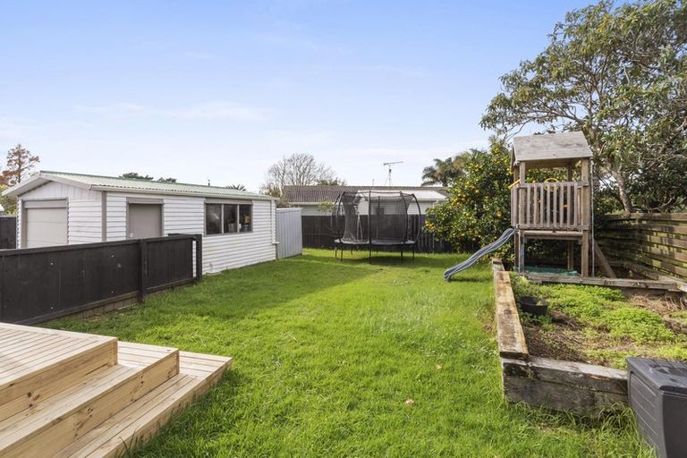 Photo of property in 32 Allington Road, Massey, Auckland, 0614