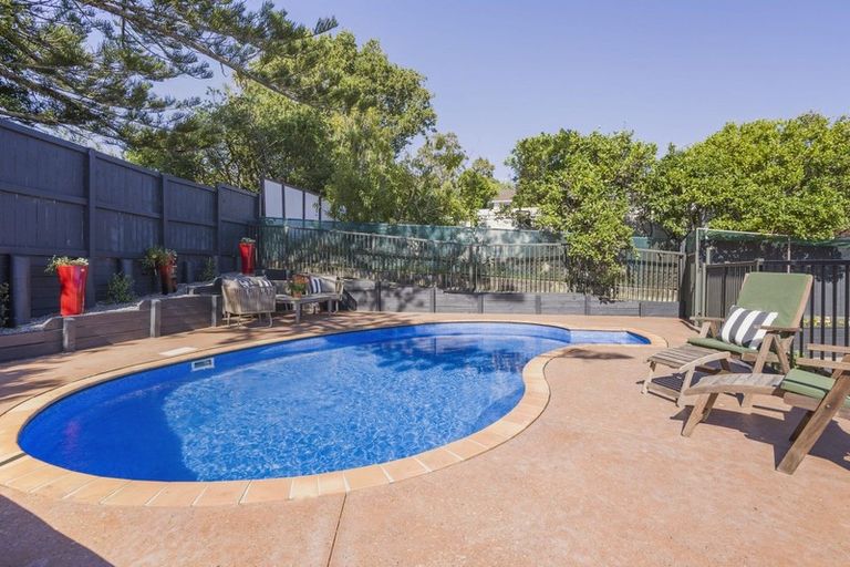 Photo of property in 6 Regal Place, Forrest Hill, Auckland, 0620