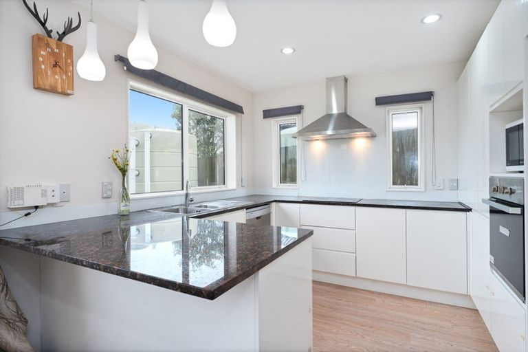 Photo of property in 5 Nirmal Place, Sunnyvale, Auckland, 0612