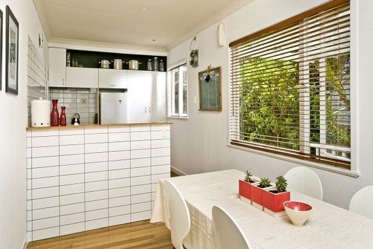 Photo of property in 255 Glenfield Road, Hillcrest, Auckland, 0627