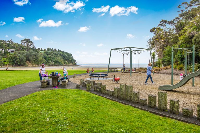 Photo of property in 24 Mahoe Road, Titirangi, Auckland, 0604