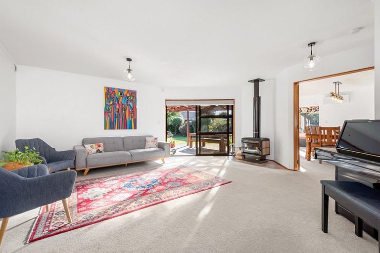 Photo of property in 8 Runanga Grove, Waikanae, 5036