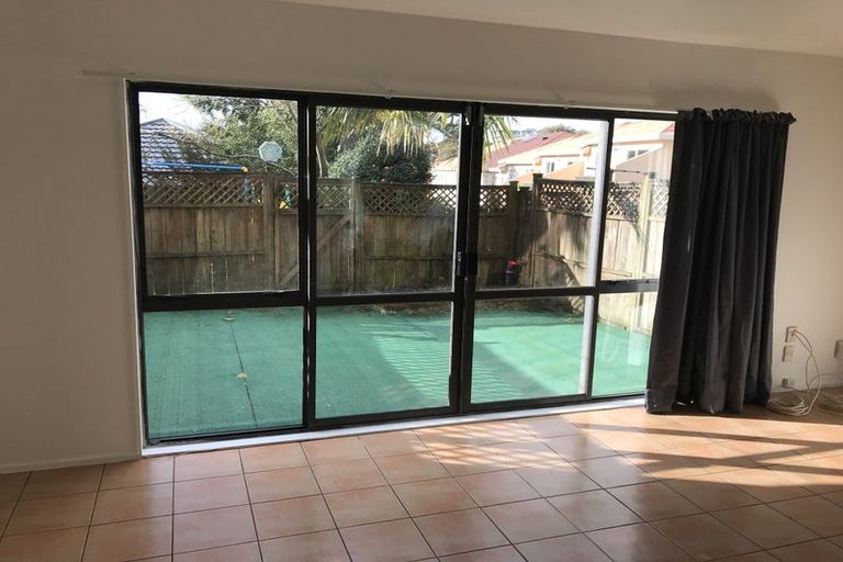 Photo of property in 4/35 Fields Parade, Oteha, Auckland, 0632