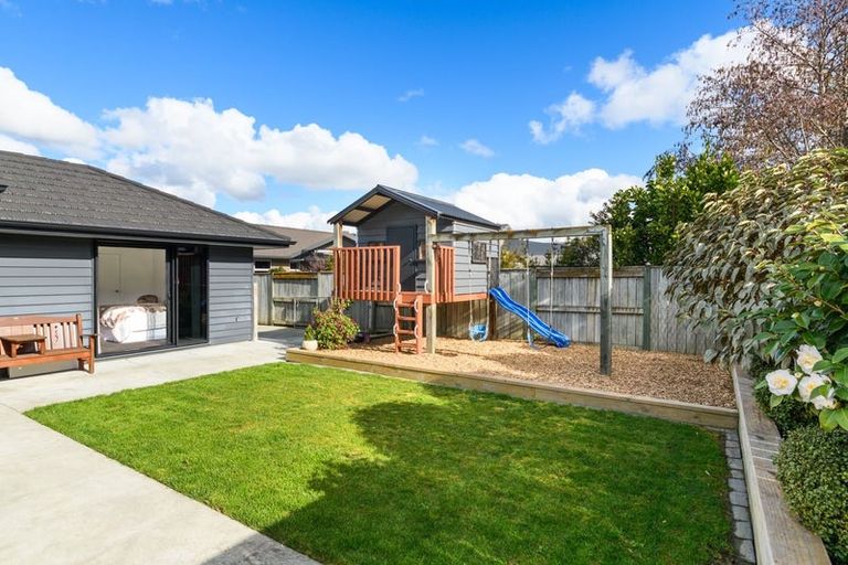 Photo of property in 44 Chestnut Close, Kelvin Grove, Palmerston North, 4414