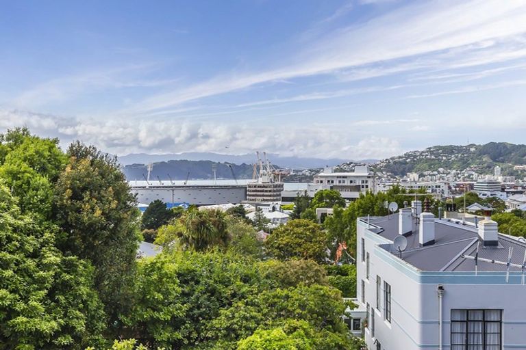 Photo of property in 33 Grant Road, Thorndon, Wellington, 6011