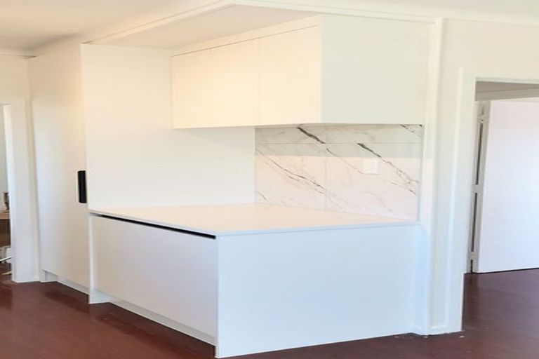 Photo of property in 2/15 Merton Avenue, Glenfield, Auckland, 0627