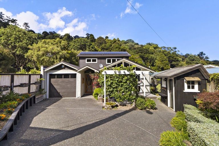 Photo of property in 32 Kotari Road, Days Bay, Lower Hutt, 5013