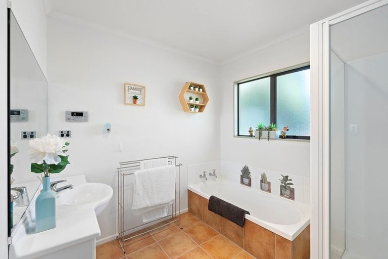 Photo of property in 7 Quadrant Heights, Paraparaumu, 5032