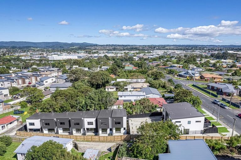 Photo of property in 1/47 Awaroa Road, Sunnyvale, Auckland, 0612