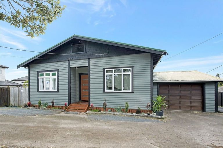 Photo of property in 1/275 Great North Road, Henderson, Auckland, 0612