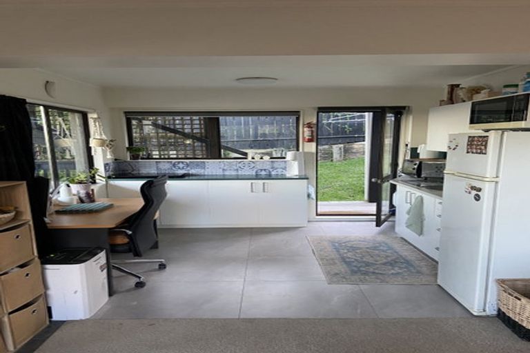 Photo of property in 1/51b Sunset Road, Totara Vale, Auckland, 0632