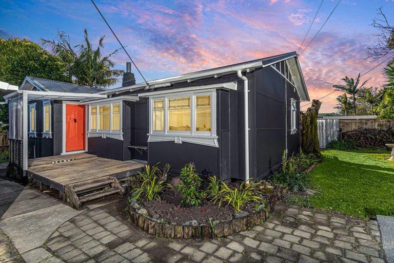 Photo of property in 117 Te Atatu Road, Te Atatu South, Auckland, 0610