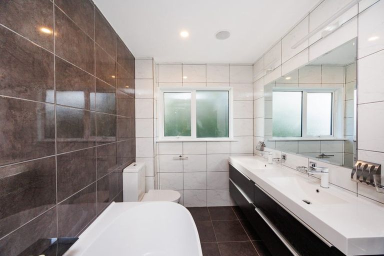 Photo of property in 27 Saint Albans Avenue, Hokowhitu, Palmerston North, 4410