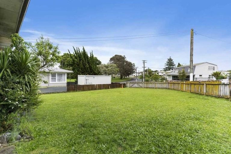 Photo of property in 2 Kirton Crescent, Manurewa, Auckland, 2102