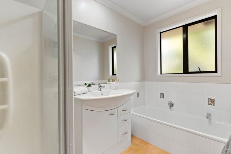 Photo of property in 4 Aldon Lane, The Gardens, Auckland, 2105