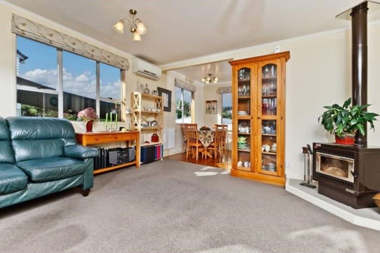 Photo of property in 65 Pupuke Road, Birkenhead, Auckland, 0627