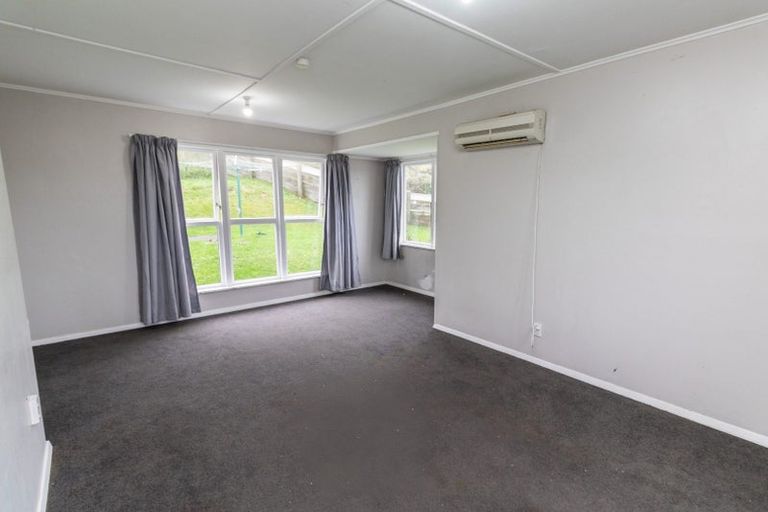 Photo of property in 2a-2b Devon Place, Cannons Creek, Porirua, 5024