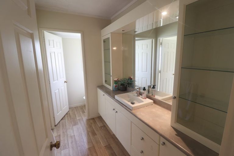 Photo of property in 6 Silkwood Grove, Totara Heights, Auckland, 2105