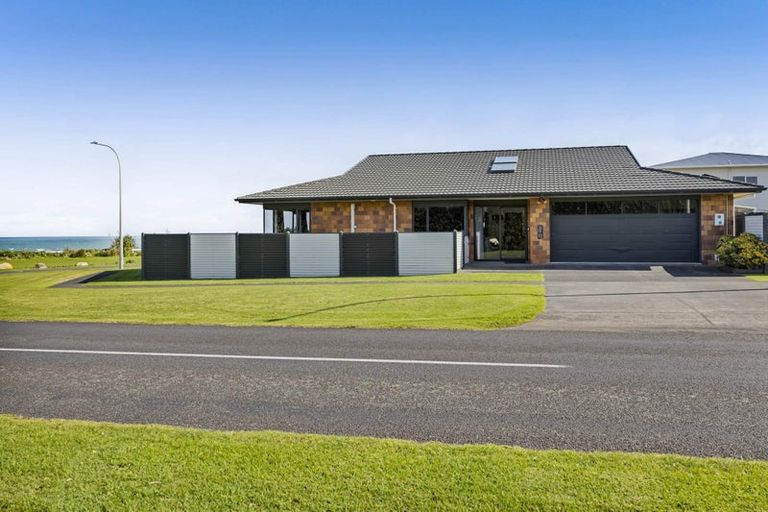 Photo of property in 2 Heaphy Road, Opunake, 4616