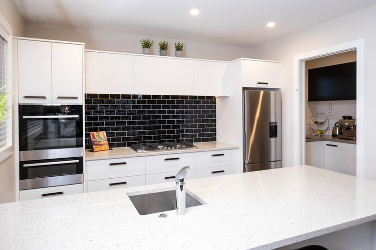 Photo of property in 6 Whittaker Place, Havelock North, 4130