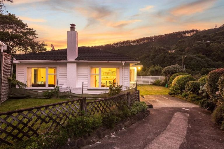 Photo of property in 41 Hampton Hill Road, Tawa, Wellington, 5028