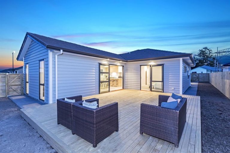 Photo of property in 8 Vogwill Road, Kumeu, 0810