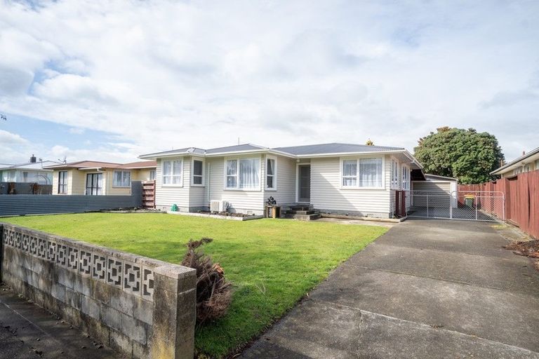 Photo of property in 32 Rhodes Drive, Kelvin Grove, Palmerston North, 4414