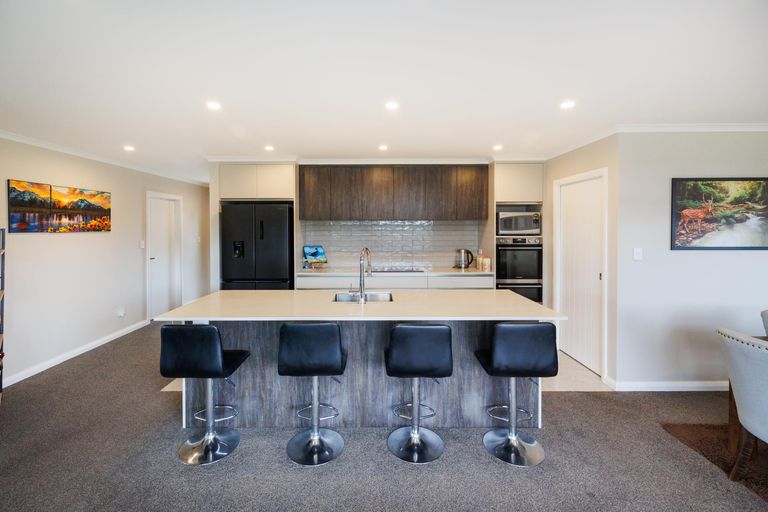 Photo of property in 71 Johnstone Drive, Fitzherbert, Palmerston North, 4410