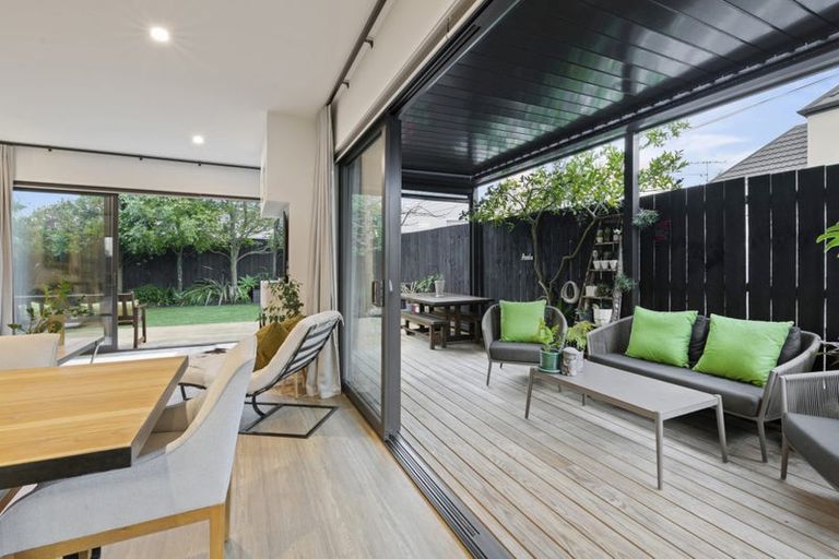 Photo of property in 136 East Coast Road, Forrest Hill, Auckland, 0620