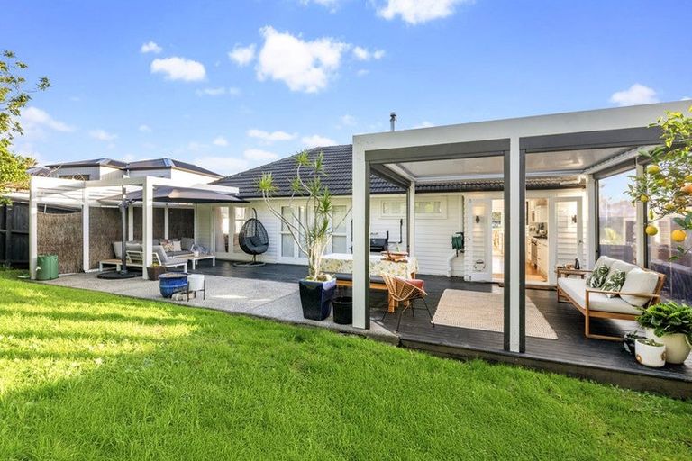 Photo of property in 70 Selwyn Crescent, Forrest Hill, Auckland, 0620
