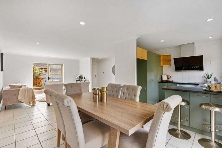 Photo of property in 17 Brompton Place, Burswood, Auckland, 2013