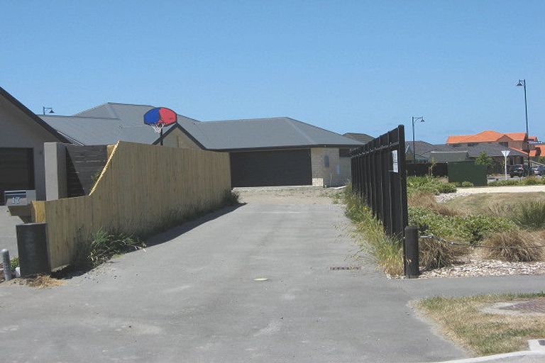 Photo of property in 19 Papaumu Green, Parklands, Christchurch, 8083