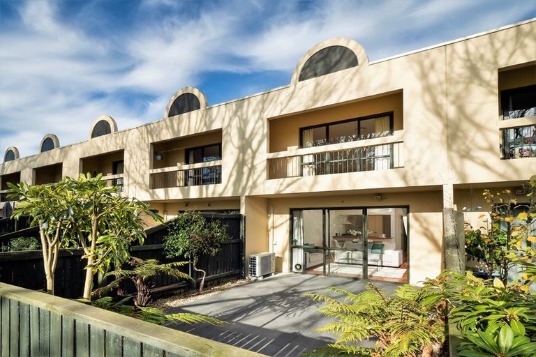 Photo of property in 2/17 Devon Street, Sydenham, Christchurch, 8023