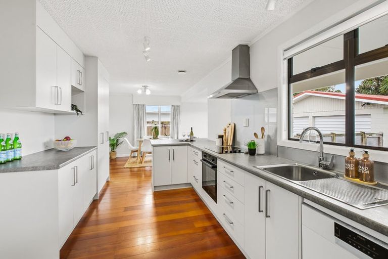 Photo of property in 247 Mangorei Road, Merrilands, New Plymouth, 4312