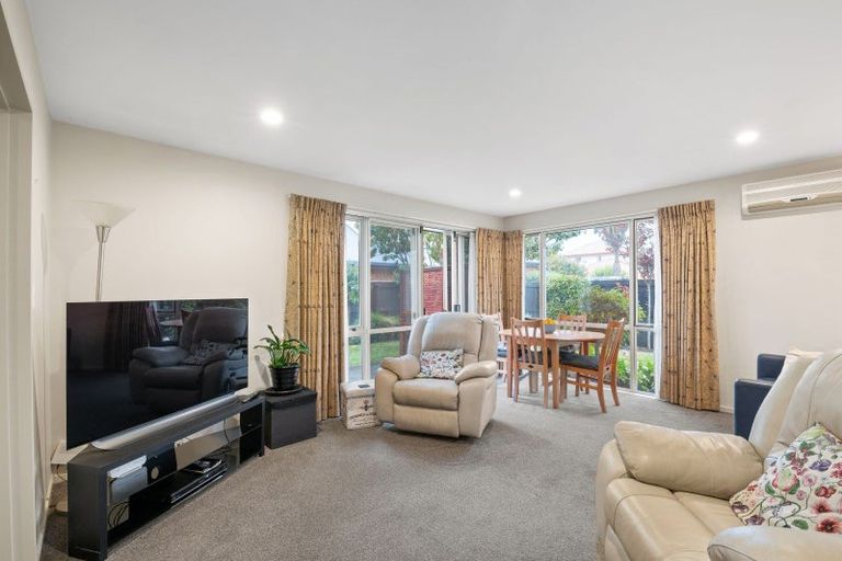 Photo of property in 5 Rosefield Lane, Northcote, Christchurch, 8052